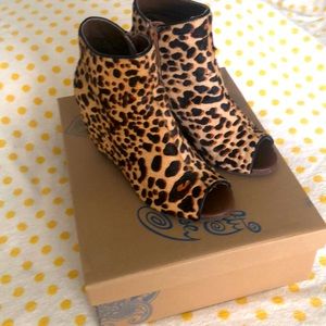 Leopard Naughty Monkey open toe booties 🐆